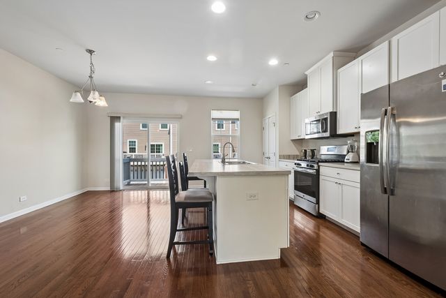 69 Nicholas Drive W, Des Plaines, IL 60016