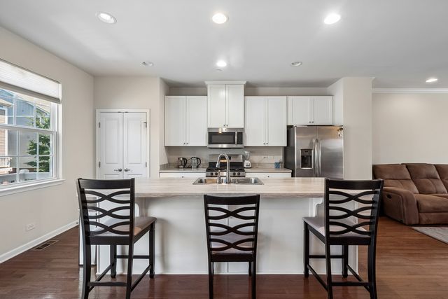69 Nicholas Drive W, Des Plaines, IL 60016