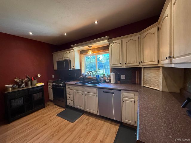 105 Indianhead Road Road, Wakefield, MI 49968