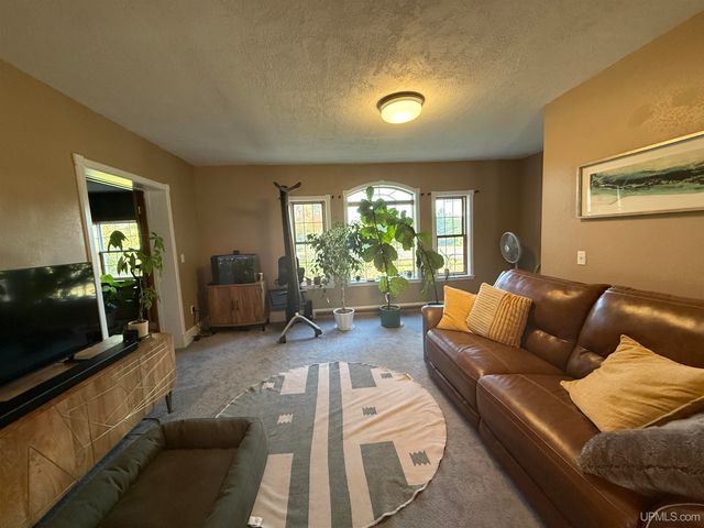 105 Indianhead Road Road, Wakefield, MI 49968