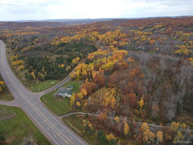 105 Indianhead Road Road, Wakefield, MI 49968