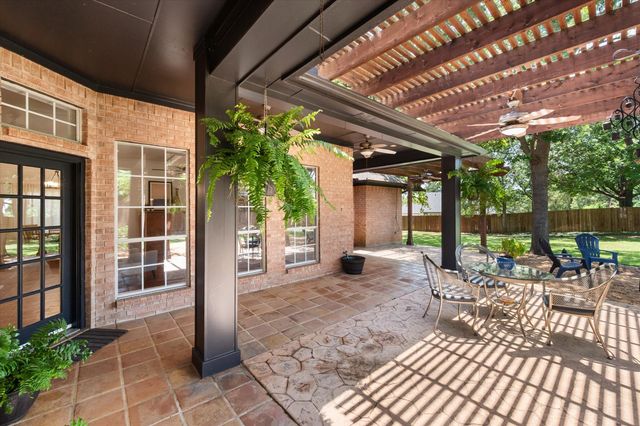 8337 Thornhill Drive, North Richland Hills, TX 76182