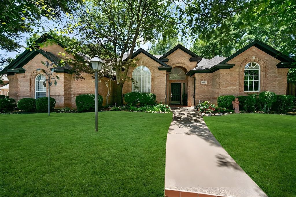 8337 Thornhill Drive, North Richland Hills, TX 76182