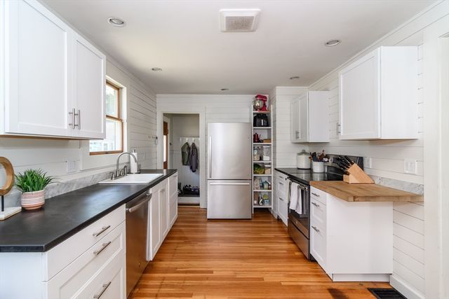 18 Hammond Rd, Natick, MA 01760
