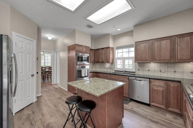 2 S Duskwood Place, The Woodlands, TX 77381