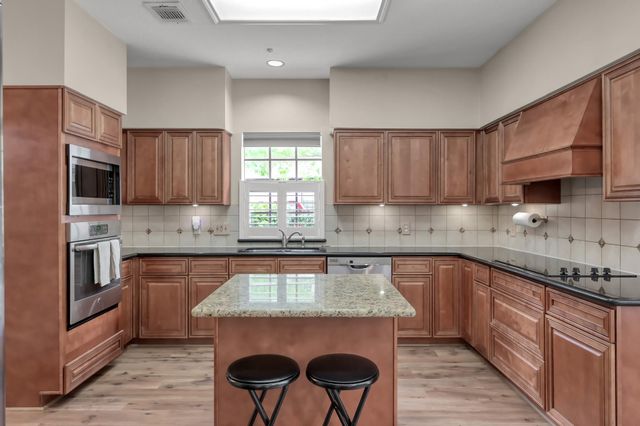 2 S Duskwood Place, The Woodlands, TX 77381