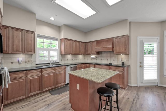 2 S Duskwood Place, The Woodlands, TX 77381