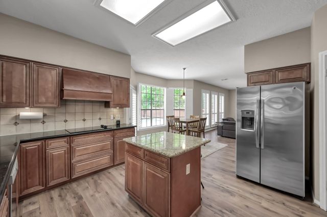 2 S Duskwood Place, The Woodlands, TX 77381