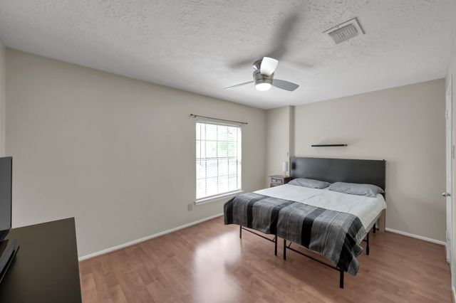 2 S Duskwood Place, The Woodlands, TX 77381