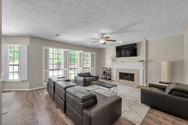 2 S Duskwood Place, The Woodlands, TX 77381