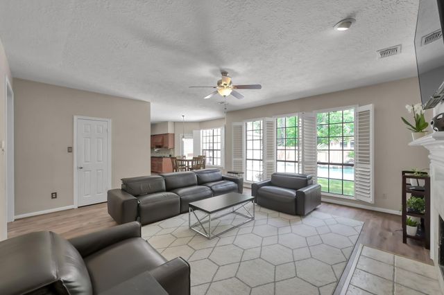 2 S Duskwood Place, The Woodlands, TX 77381