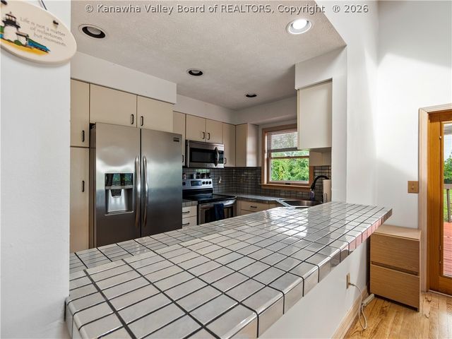 1020 Mountain Road, Charleston, WV 25303