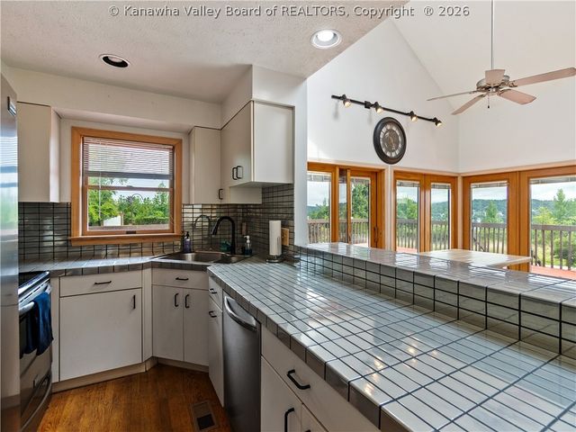 1020 Mountain Road, Charleston, WV 25303