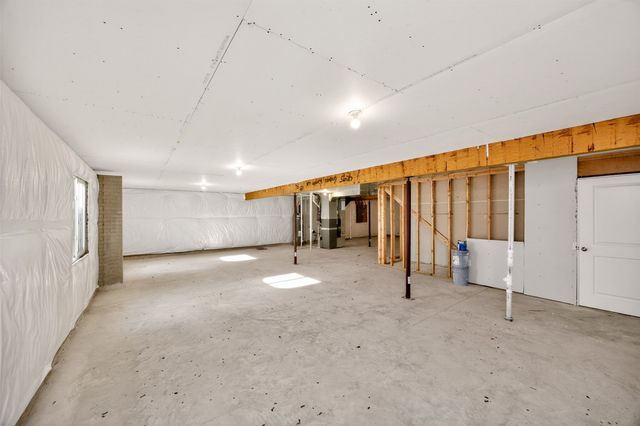 4295 Grover Woods Lane, Des Moines, IA 50317