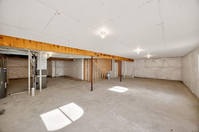 4295 Grover Woods Lane, Des Moines, IA 50317