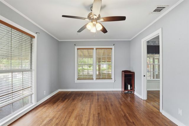 902 W Bridge Street, Granbury, TX 76048