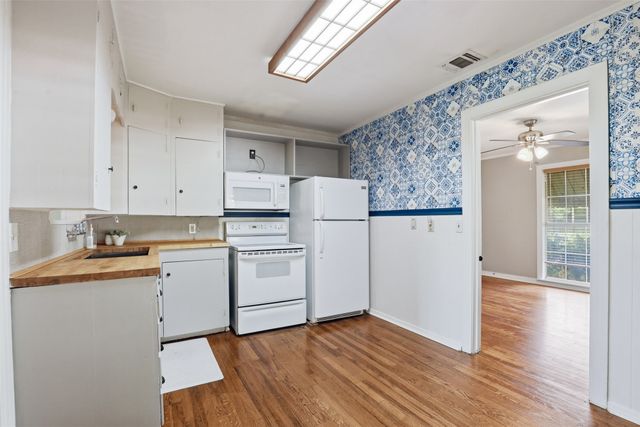 902 W Bridge Street, Granbury, TX 76048