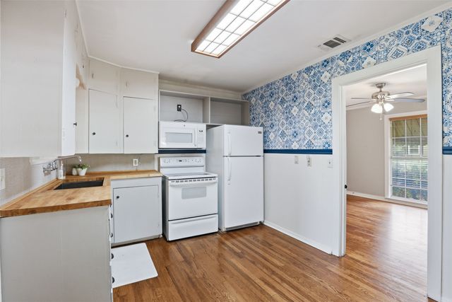 902 W Bridge Street, Granbury, TX 76048