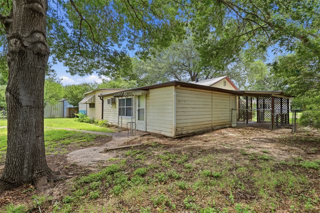 902 W Bridge Street, Granbury, TX 76048