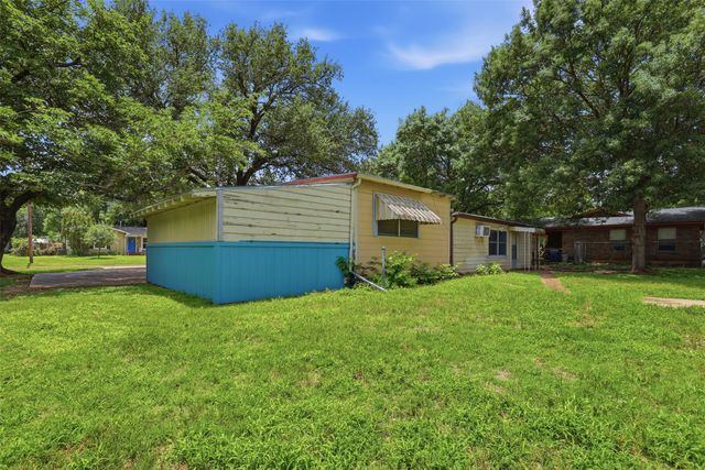 902 W Bridge Street, Granbury, TX 76048