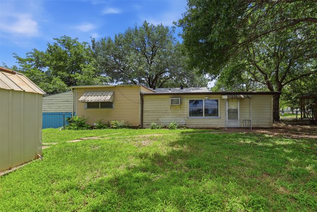 902 W Bridge Street, Granbury, TX 76048