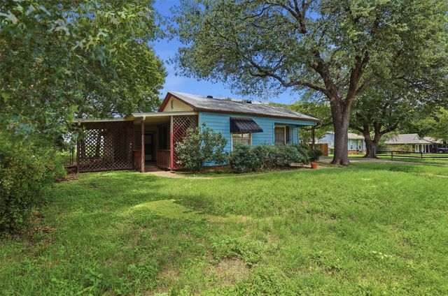 902 W Bridge Street, Granbury, TX 76048