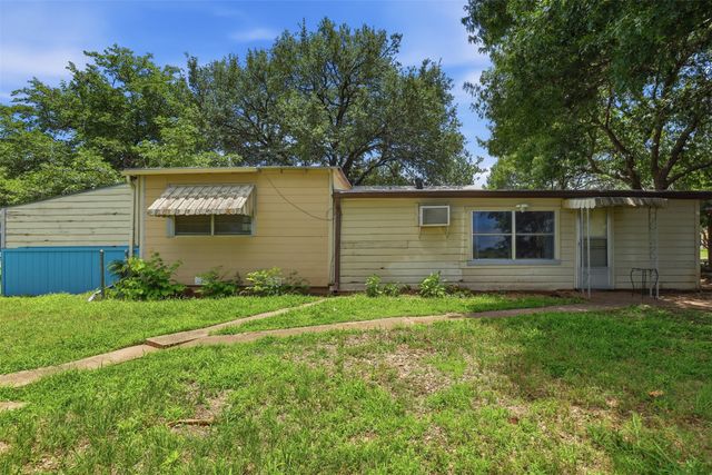 902 W Bridge Street, Granbury, TX 76048
