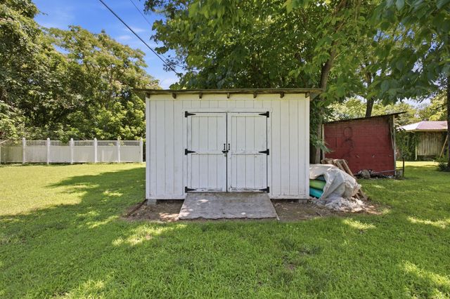 150 Toms Creek Rd, Linden, TN 37096