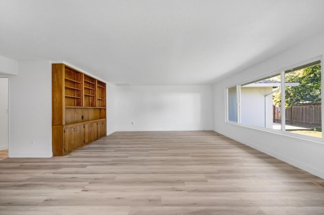 1413 Clovewood Ave, Modesto, CA 95355