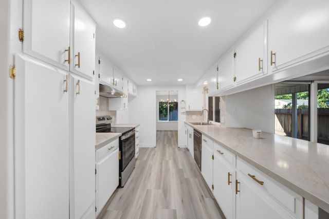 1413 Clovewood Ave, Modesto, CA 95355