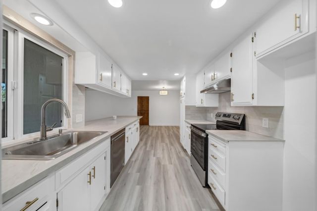 1413 Clovewood Ave, Modesto, CA 95355