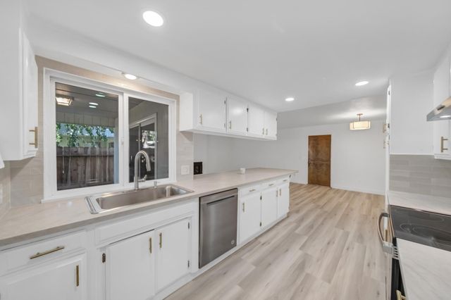 1413 Clovewood Ave, Modesto, CA 95355