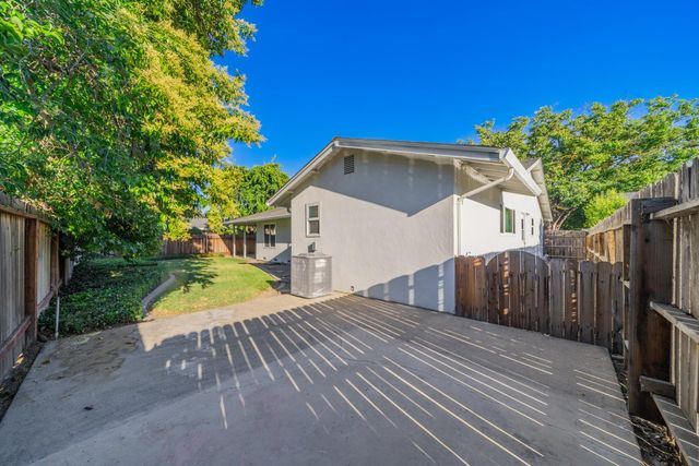 1413 Clovewood Ave, Modesto, CA 95355