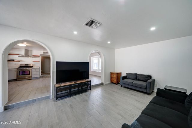 1124 W COCHISE Drive, Phoenix, AZ 85021
