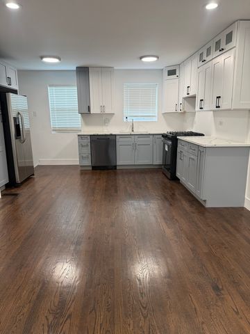 8057 S Saint Louis Avenue, Chicago, IL 60652