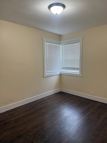 8057 S Saint Louis Avenue, Chicago, IL 60652
