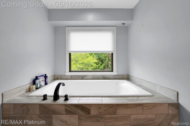 5043 Oak Bluff Court, Genoa Township, MI 48843