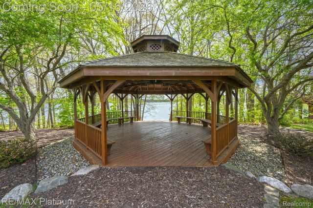 5043 Oak Bluff Court, Genoa Township, MI 48843