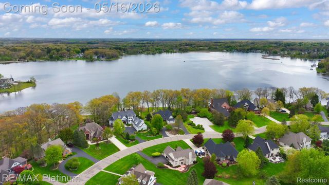 5043 Oak Bluff Court, Genoa Township, MI 48843