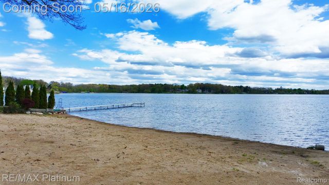 5043 Oak Bluff Court, Genoa Township, MI 48843