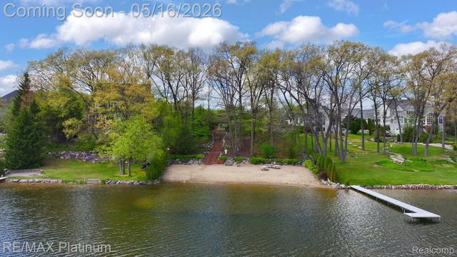 5043 Oak Bluff Court, Genoa Township, MI 48843