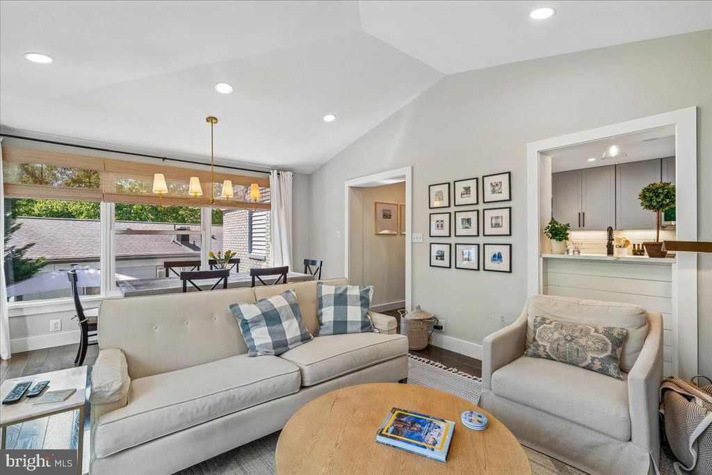 Image 10 of property listing at 11336 MITSCHER ST, Kensington, MD 20895