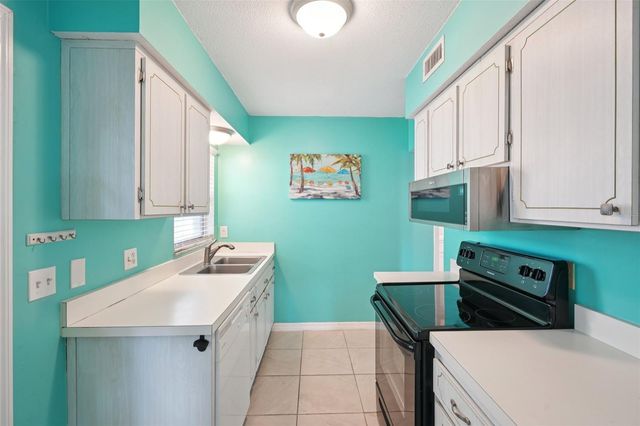 1115 RUE DES CHATEAUX 2A, South Pasadena, FL 33707