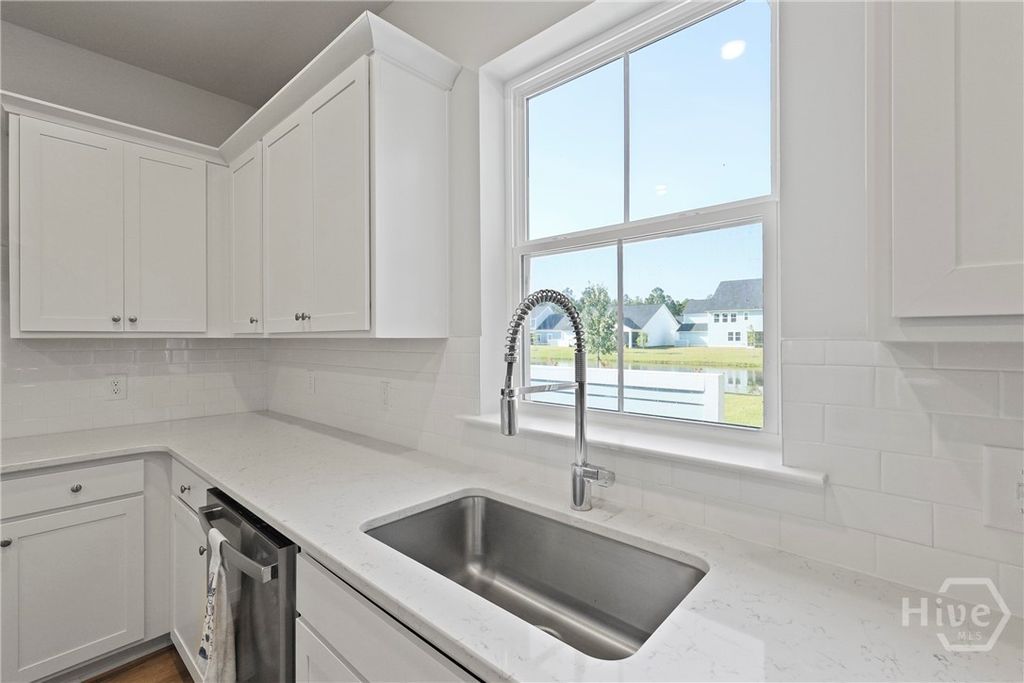 Image 10 of property listing at 123 Binscombe Lane, Pooler, GA 31322