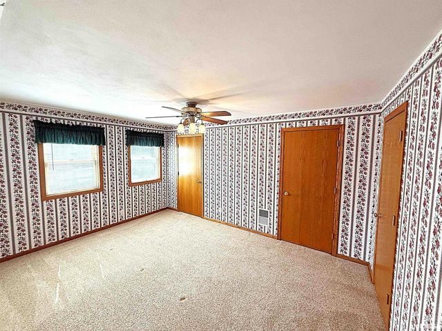 330 N MAIN Street, Walcott, IA 52773