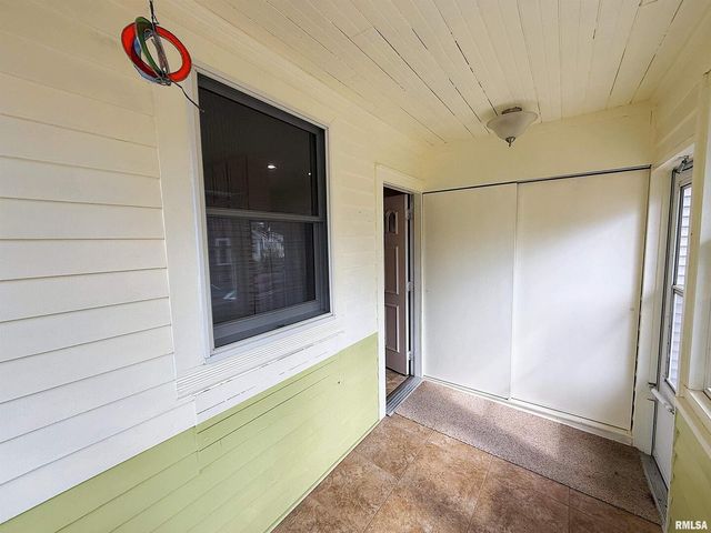 330 N MAIN Street, Walcott, IA 52773