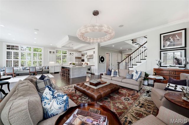 8300 Kingsbury Boulevard, Clayton, MO 63105