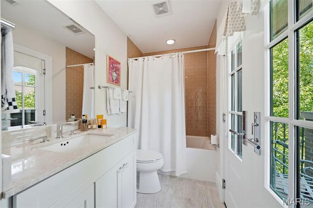 8300 Kingsbury Boulevard, Clayton, MO 63105
