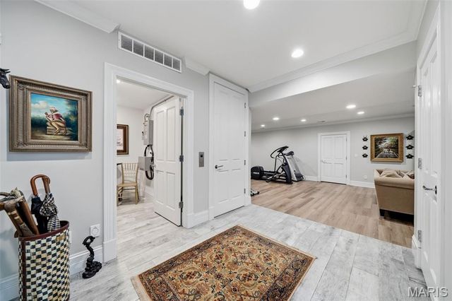 8300 Kingsbury Boulevard, Clayton, MO 63105