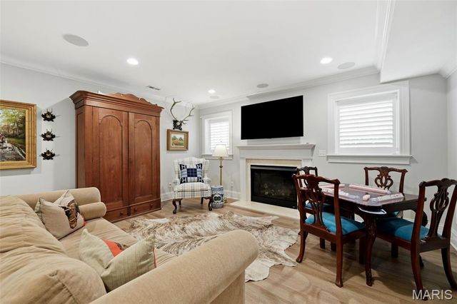 8300 Kingsbury Boulevard, Clayton, MO 63105